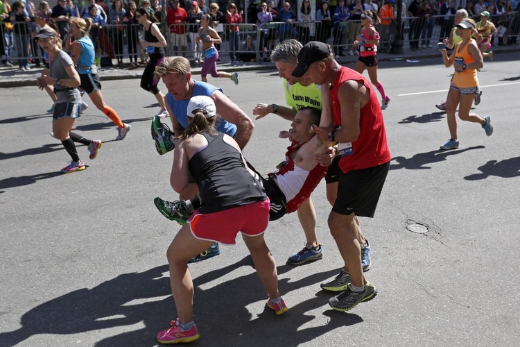 fot. Dominick Reuter / Reuters / 21 kwietnia 2014  Boston, Stany Zjednoczone  Czterech biegaczy przenosi Adama Hursta po tym, jak nogi odmówiły mu posłuszeństwa.